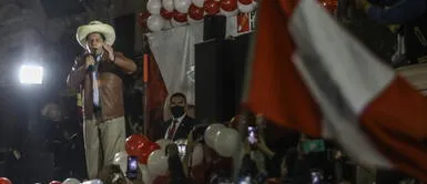 Pedro Castillo viene armando en silencio la comisión de transferencia y su gabinete. Foto: Aldair Mejía/La República Pedro Castillo comienza a armar su gabinete y se reúne con Verónika Mendoza y George Forsyth