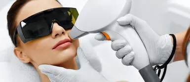 Conoce todos los detalles sobre el tratamiento médico de láser CO2 fraccional, el cual ayudaría a atenuar todo tipo de cicatrices. Tratamiento láser CO2 fraccional: ¿Qué es y cómo ayudaría a atenuar las cicatrices de la piel?