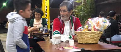 Niño compra comida a un adulto mayor y rompe en llanto "Mira, mamá, tiene mucha hambre": niño compra comida a un adulto mayor y rompe en llanto