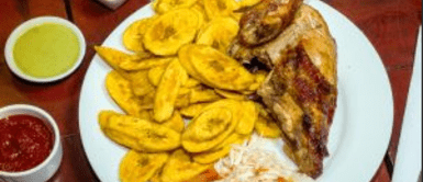 Pollo a la brasa con plátano frito. (Foto: Iquitos Travel Guide) Pollo a la brasa con plátano y cocona: una delicia que se disfruta en Iquitos
