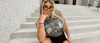 Macarena Vélez se despide de su cabellera rubia y estrena un flamante tinte azul. Macarena Vélez estrena radical cambio de look para el debut de su carrera como cantante