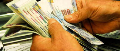 Trabajadores deben tener una antigüedad no menor a tres meses al 30 de junio de este año. Gobierno dispone otorgar aguinaldo de S/ 300 por Fiestas Patrias: Conoce los requisitos