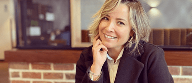 Mabel Huertas apuesta por una falda de cuero negro con efecto de piel para un look moderno y sofisticado. Mabel Huertas apuesta por una falda de cuero negro con efecto de piel para un look moderno y sofisticado