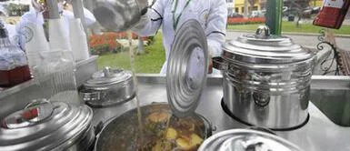 Entregan emoliente gratis Entregan gratis vasos con emoliente en la “Vacunatón”