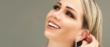 Melissa Klug y botas XL gamuza Melissa Klug maximiza la sofisticación de la piel de leopardo en una pieza de organza