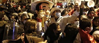 Las calles de Paseo Colón se llenaron de color, música y festejo. Proclamación de Pedro Castillo: simpatizantes celebran en los exteriores de la casa del maestro