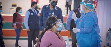 Cuestionado. Defensoría del Pueblo advierte que gestión de Cáceres politiza proceso de vacunación en Arequipa. COVID-19: ¿Será necesaria las vacunas constantes para controlar la enfermedad como una gripe?