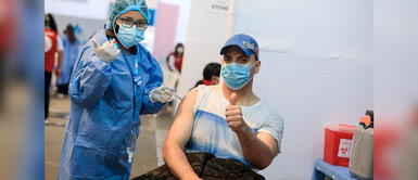 COVID-19 en Perú: Personas mayores de 28 años ya se vacunan contra el coronavirus en Tacna Jóvenes de 28 años ya se inoculan contra la COVID-19 en Tacna