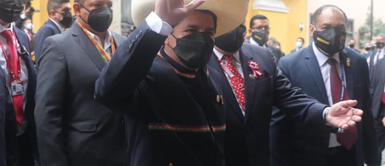 Pedro Castillo ya se encuentra en Cancillería ¡No dejó su sombrero! Pedro Castillo salió de su vivienda para dirigirse a la sede de la Cancillería