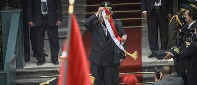 Sagasti entrega banda presidencial. Foto: Aldair Mejía Francisco Sagasti sufre desaire en entrega de banda presidencial: Congreso no lo dejó ingresar