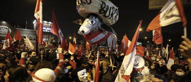 Manifestantes se reunieron en el Campo de Marte para dirigirse a casa del presidente Pedro Castillo. Protestan en contra del Gobierno de Pedro Castillo en los alrededores de su casa en Breña