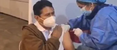 Vladimir Cerrón asistió a su vacunación en Huancayo. Vladimir Cerrón acudió a recibir su primera dosis de la vacuna contra la COVID-19