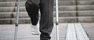 ¡Arriba Perú! Investigadores universitarios crean muletas que se transforman en silla ¡Arriba Perú! Investigadores universitarios crean muletas que se transforman en silla