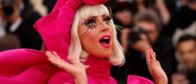 Lady Gaga y outfit Lady Gaga retorna a su esencia más extravagante con un dramático vestido estilo capa satinado