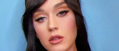 Katy Perry y vestido vintage Katy Perry vuelve a los escenarios con fantástico vestido dorado de lentejuelas y organza