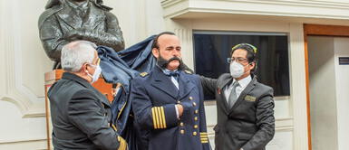 Bicentenario del Perú: Develan estatua de Miguel Grau en la Escuela Naval Develan estatua de Miguel Grau en la Escuela Naval del Perú