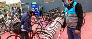 Desde ahora se podrá llevar bicicleta y scooters en los buses del Metropolitano. Metropolitano: fijan espacios en buses para viajar con bicicletas o scooters plegables