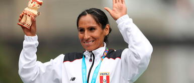 Gladys Tejeda y look Gladys Tejeda le da un giro total a su look con un simbólico y universal elemento beauty