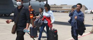 Chile expulsa a 77 migrantes peruanos y bolivianos en quinto vuelo chárter Chile expulsa a 77 migrantes peruanos y bolivianos en quinto vuelo chárter