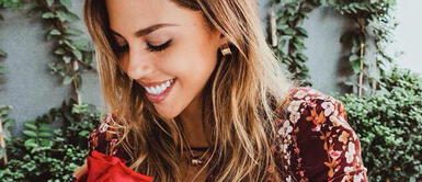 Alondra García Miró exhibe tendencia tie dye Alondra García Miró desafía su estilo en Tulum con vibrante bikini que incluye moda retro