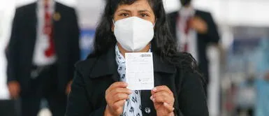 La Primera Dama, Lilia Paredes, recibió la primera dosis de la vacuna Sinopharm La Primera Dama, Lilia Paredes, recibió la primera dosis de la vacuna Sinopharm