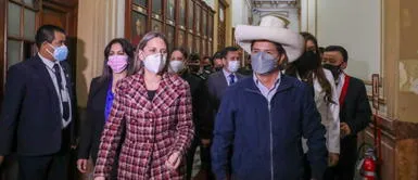 El presidente Pedro Castillo junto a María el Carmen Alva, titular del Legislativo. Presidenta del Congreso es criticada por "gesto racista" contra el Presidente Castillo