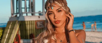 Paula Manzanal deslumbra con un conjunto playero elaborado a crochet. Paula Manzanal rinde homenaje al crochet con un deslumbrante conjunto boho-chic