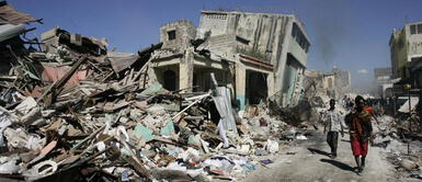 En el 2010, Haití también padeció un terremoto de 7 grados. Se estima que unas 217.000 personas fallecieron Terremoto de magnitud 7,2 sacude a Haití y las primeras imágenes aparecen en redes