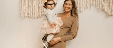 Korina Rivadeneira y su hija comparten una pasión por la moda que no pasa desapercibida. Hija de Korina Rivadeneira se roba el show con adorable vestido mostaza y estampado de lunares