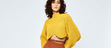 La firma peruana DELOSANTOS canalizan el deseo de autoexpresión y furor post pandémico a través de sus piezas de invierno glam. DELOSANTOS abandona la simplicidad y presenta glamurosa y optimista colección de invierno