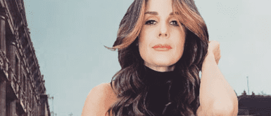 Rebeca Escribens derrocha elegancia con outfit protagonizado por top de bralette y vibrante blazer morado. Bralettes con blazers: Rebeca Escribens exhibe su elegancia y frescura con este look