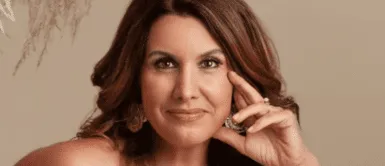 Patricia Portocarrero luce deslumbrante vestido blanco para sesión de fotos con su hijo. Patricia Portocarrero canaliza su princesa interior con deslumbrante vestido de gala blanco