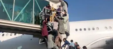 El lunes 16 de agosto se vieron imágenes de personas intentando subir a los aviones para abandonar Afganistán. Foto: BBC Muere Fida Mohammad, el médico de Afganistán que cayó del avión al intentar huir de los talibanes