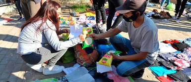 Varias personas tienden en el piso los objetos o prendas que están dispuestos a cambiar por alimentos. | Fuente: EFE Argentinos recurren al 'trueque' por alimentos para sobrevivir a la desesperante crisis económica