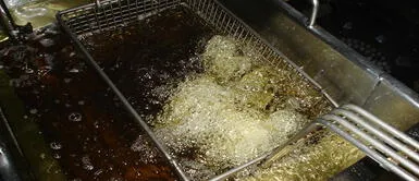 Aceite quemado de cocina Revenden "como nuevo" aceite quemado de cocina mezclado con bicarbonato en Lima