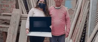 La egresada en arquitectura agradeció a su padre por su enorme esfuerzo para pagar sus estudios. Foto: captura de Facebook Áncash: Joven sorprende a su padre albañil en obra al acudir con su título profesional
