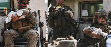 Miembros del Ejército de EE. UU. calman a unos bebés durante una evacuación en el Aeropuerto Internacional Hamid Karzai de Kabul. Foto: composición/AFP Soldados de EE.UU. son captados cuidando a menores de Afganistán tras caótica evacuación