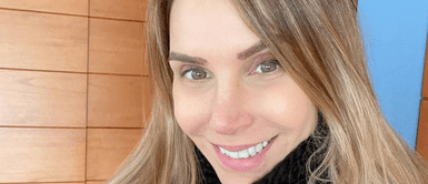 Juliana Oxenford deslumbra con un sofisticado bikini de estampado de rayas. Juliana Oxenford disfruta del sol acompañada de moderno bikini navy blue de estampado de rayas