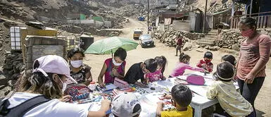 En algunos sectores de Lima los docentes reúnen a sus alumnos al aire libre para darles clases. Ministro de Educación: Retorno a clases debe ser seguro, flexible, gradual y voluntario