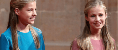 Las jóvenes 'royals' demuestran su complicidad con 'matching hairstyles'. Princesa Leonor y la infanta Sofía demuestran su complicidad coordinando sus peinados