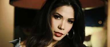 Karen Dejo y botas XL efecto espejo Karen Dejo presenta glamuroso diseño de acabado metalizado que reversiona las clásicas botas XL