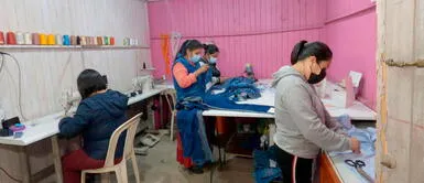 Moda sostenible Asociación de mujeres recicla uniformes en desuso y los transforma en mochilas y monederos