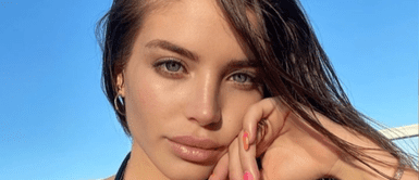 Flavia Laos se suma ala tendencia neón con un pícaro vestido de playa. Flavia Laos paraliza las playas de Miami con pícaro vestido neón en tendencia