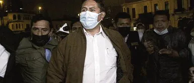 Abogado de Vladimir Cerrón criticó que la medida de la fiscalía haya incluido el allanamiento de locales partidarios de Perú Libre al asegurar que los partidos políticos no cometen delitos como las personas. Vladimir Cerrón tras allanamiento a inmuebles: “Es una persecución política contra Perú Libre”