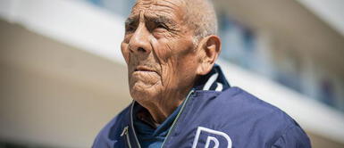 Hombre de 84 años se gradúa en la universidad México: Con 84 años, "Don Felipe" se graduó como ingeniero mientras vendía verduras