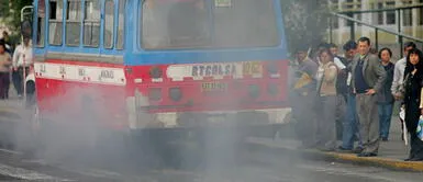 El humo de los vehículos en mal estado son los principales causantes de la peor calidad de aire en Lima. El humo de los vehículos en mal estado son los principales causantes de la peor calidad de aire en Lima.