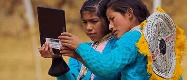 Gobierno local y WVP instalaron antenas para que escolares de comunidades rurales de Cusco tengan Internet Cusco: escolares de comunidades rurales tienen por primera vez Internet para sus clases remotas