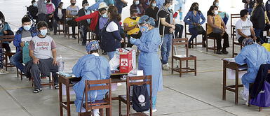 Por turno. Minsa se ha propuesto incluir a más grupos de personas para avanzar en la vacunación. La meta es proteger al 50% de la población hasta setiembre. Foto: Clintón Medina/La República Por turno. Minsa se ha propuesto incluir a más grupos de personas para avanzar en la vacunación. La meta es proteger al 50% de la población hasta setiembre. Foto: Clintón Medina/La República