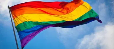 Estudiante de secundaria es discriminado por su identidad queer. Estudiante de secundaria es discriminado en la graduación por su identidad queer