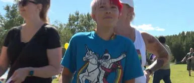 Niño confiesa que es gay y se queda sin amigos el día de su cumpleaños Niño confiesa que es gay y se queda sin amigos el día de su cumpleaños